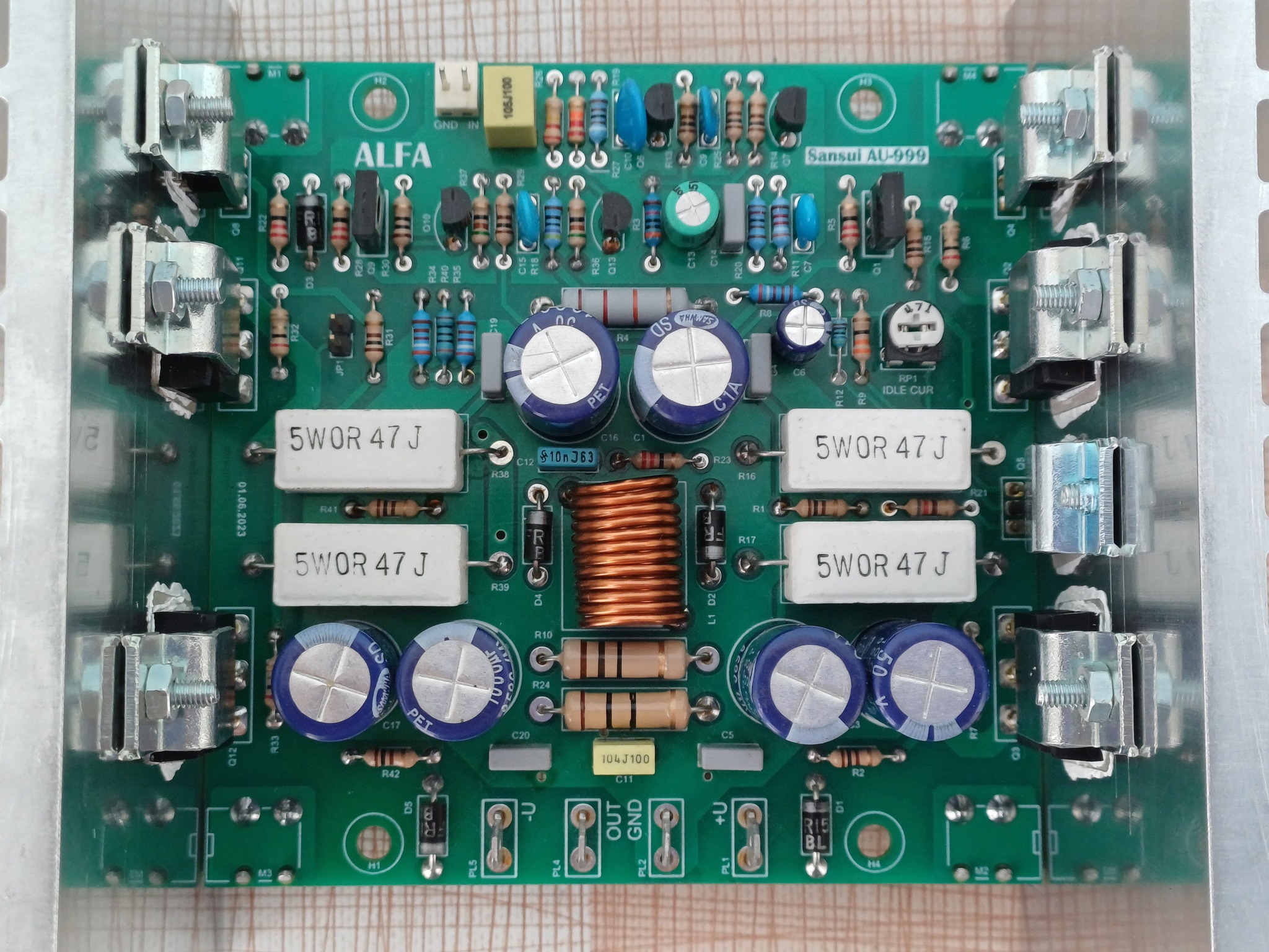 My analogue of the Sansui AU-999 amplifier is based on modern 