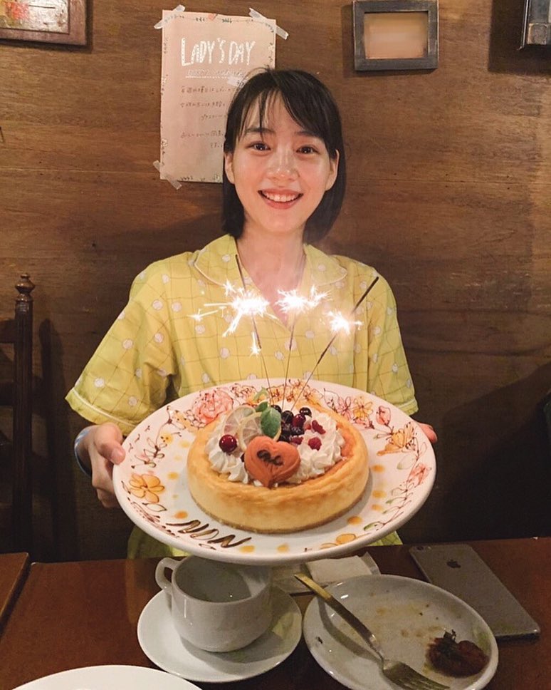 のん - 今年も誕生日を迎えました。いえい！ 26歳の、のんも楽しそう