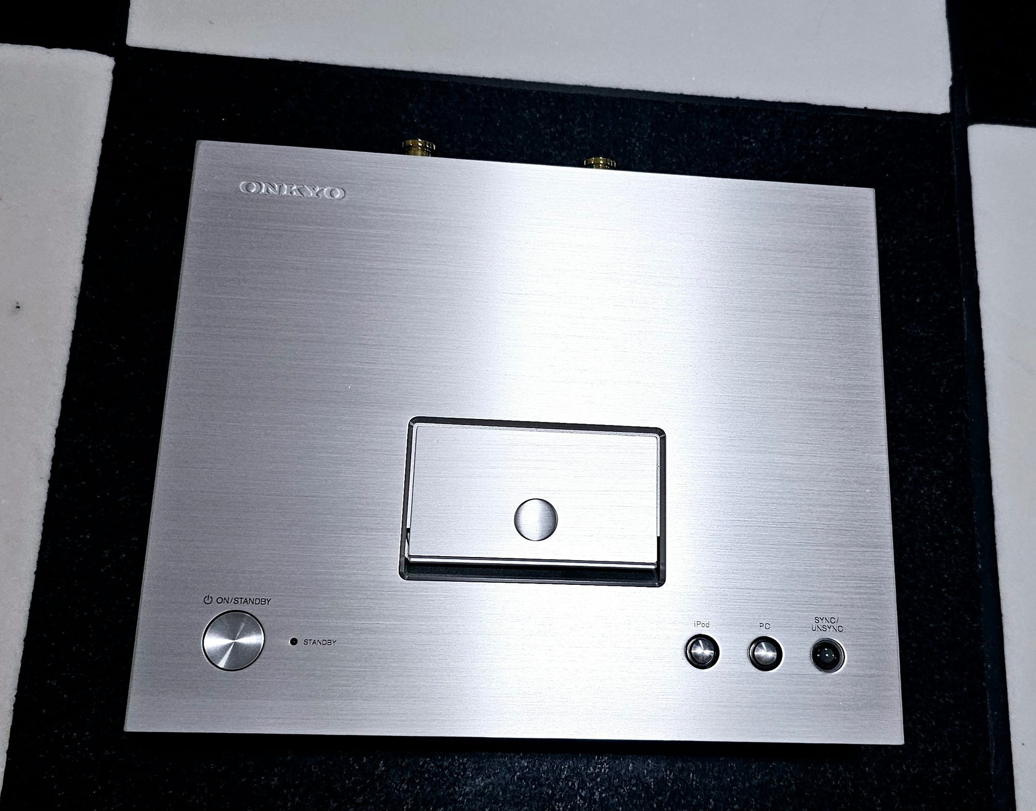 Onkyo digital media transport ND-S1000 for iPod/iPhone