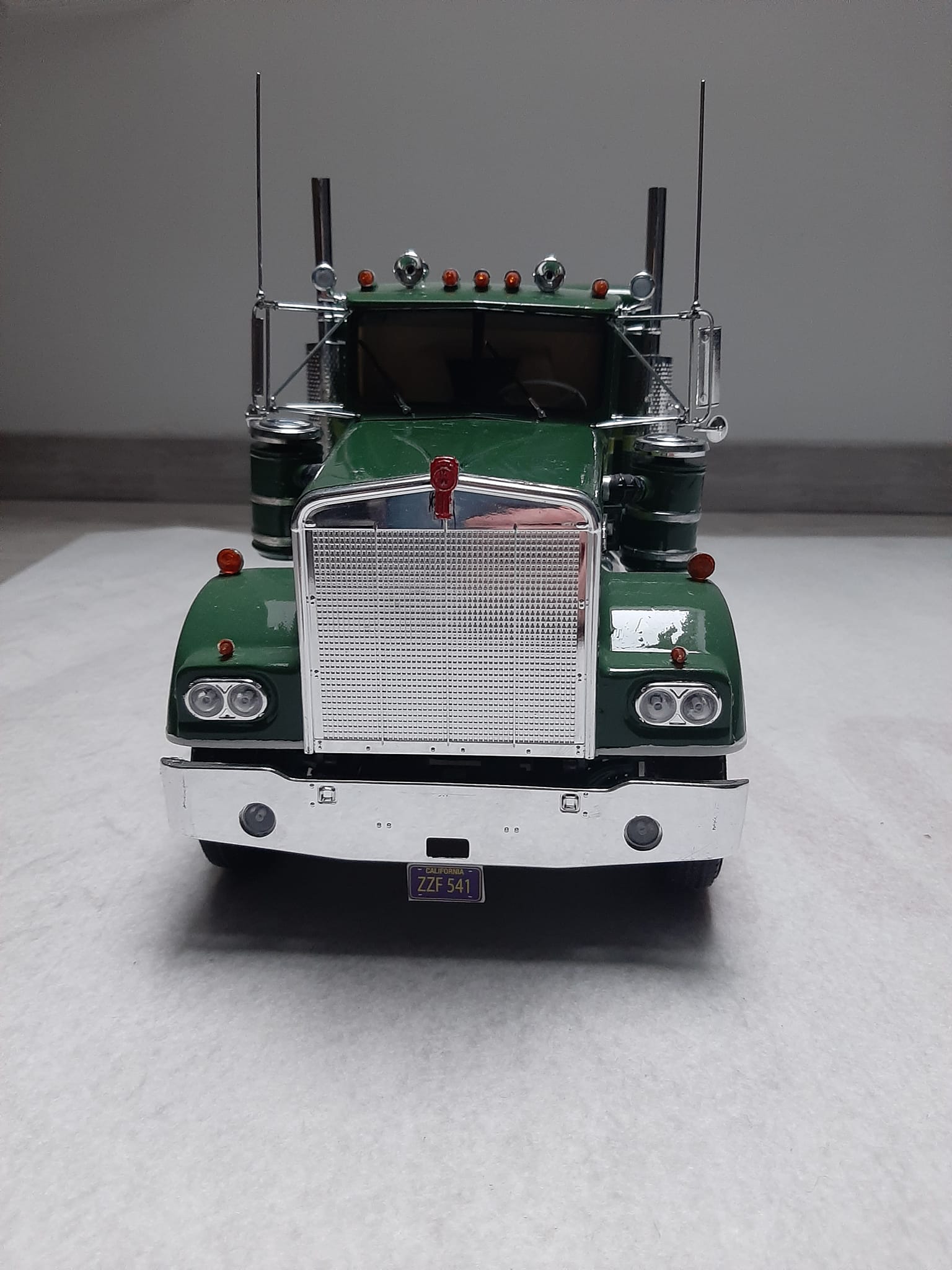 Monogram 1:16 Kenworth W900A model truck