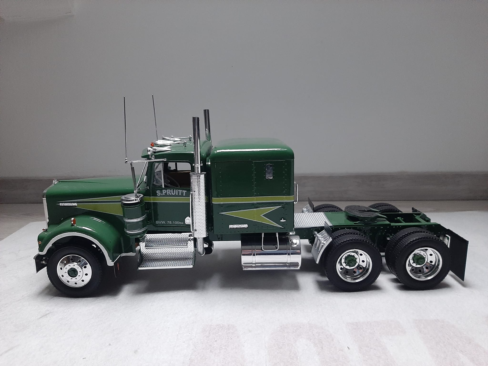 Monogram 1:16 Kenworth W900A model truck
