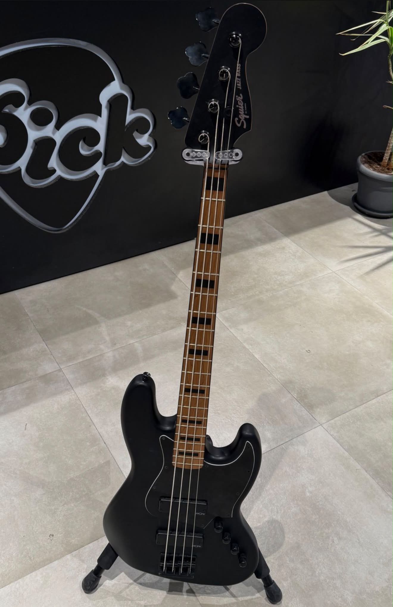 Anyone have a Squier Vintage Modified Jazz Bass 70s?