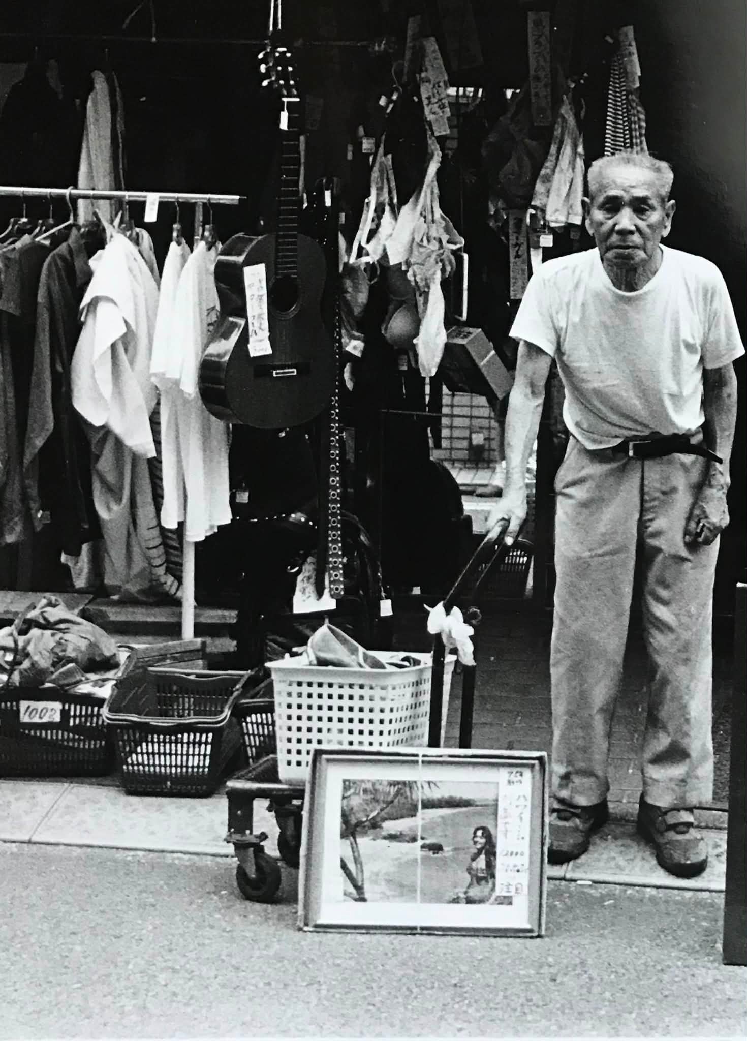 珍品堂(私の命名)のご主人は、楽しい方で、ある時オレの写真を撮れとの