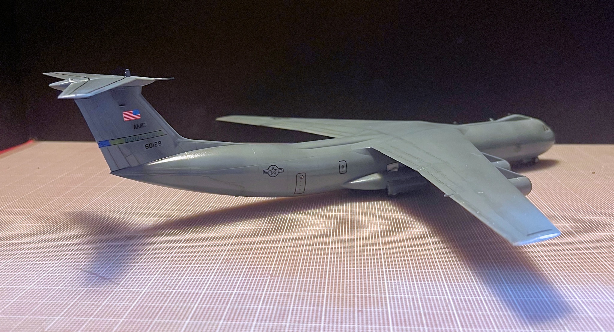 【新品同様品】RODEN C-141B Starlifter 1/144 Roden C-141B Starlifter by Mark Inman