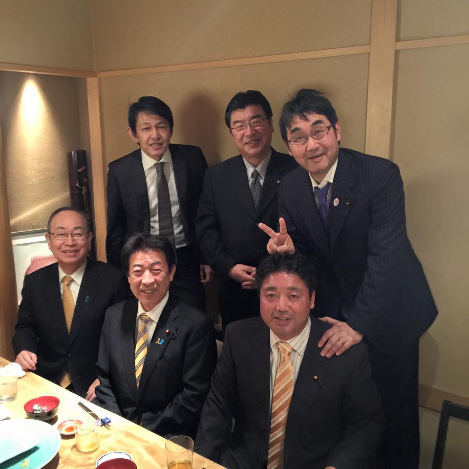 河井克行 昨夜は 党派を超えた友人たちとの 八人の会 を総選挙後初めて開催 自民党からは塩崎恭久 厚生労働大臣と私 Facebook