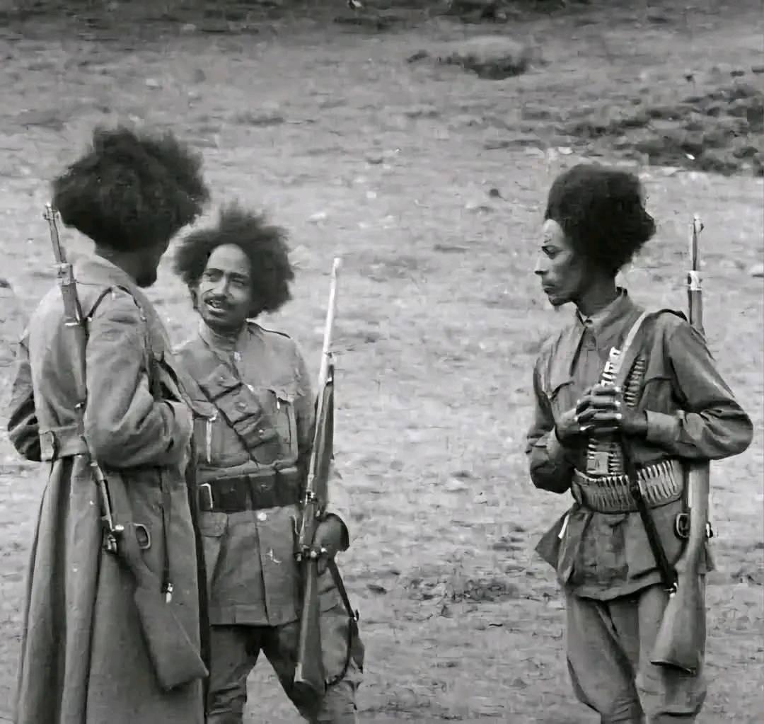 ሰዎች የመጀመሪያ የግጥም ድርሰት ሲፅፉ እንደጀማሪ ይሆናሉ እንጂ እንዲህ ባንዴ ብዙ እንደፃፈ ሰው ይራቀቅበታል ሆ ...
