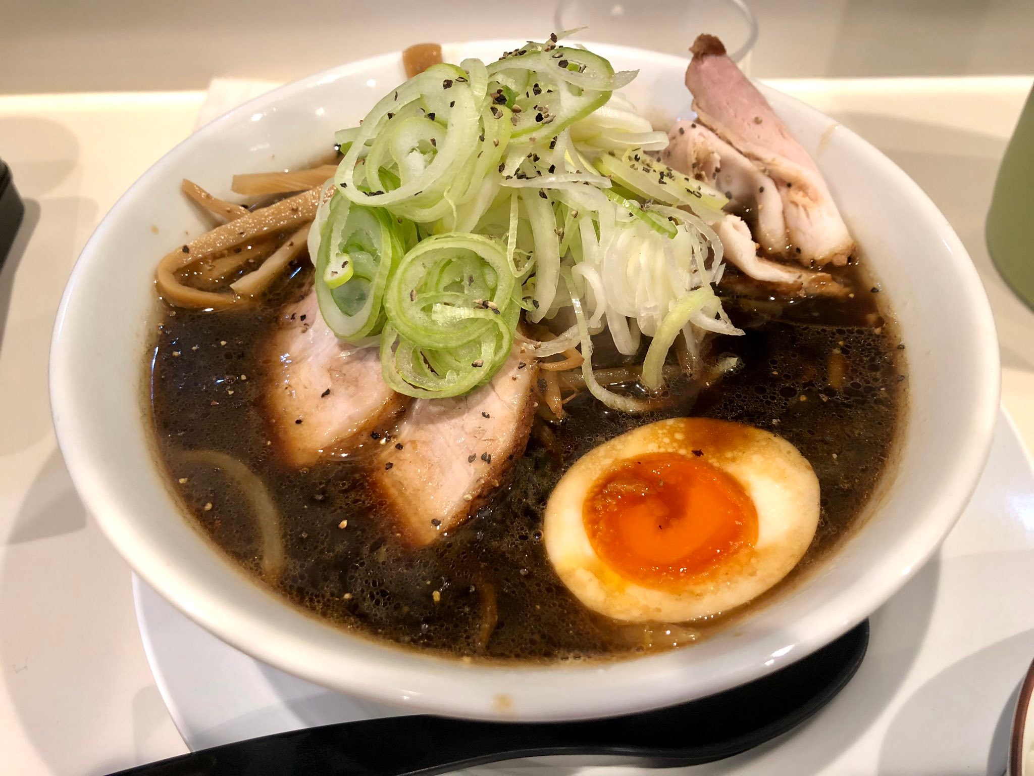麺や一晃亭@長岡市大島本町 限定 もち麦ブラック 煮干しと自家製麺の