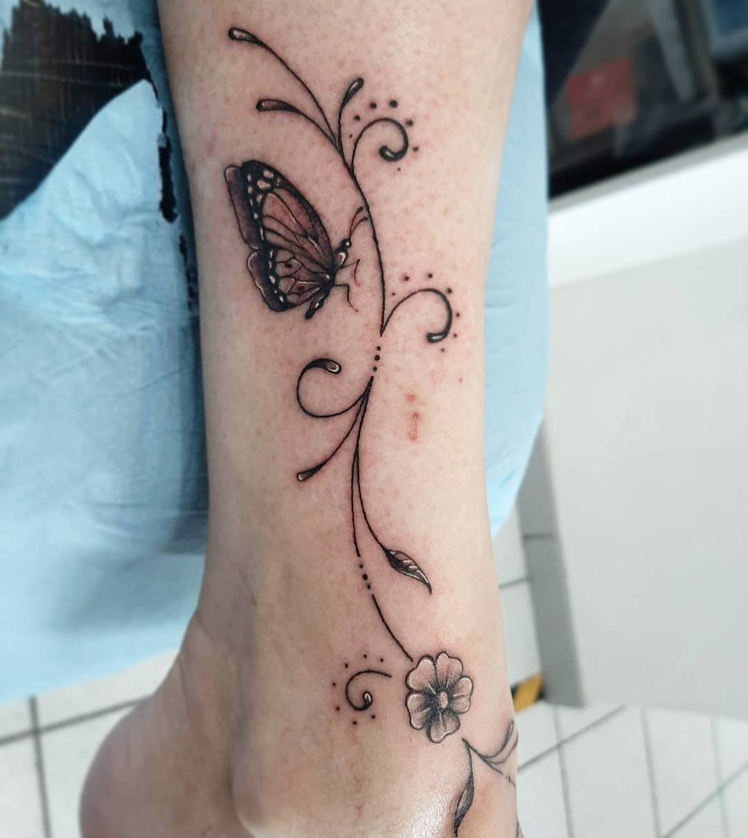 Tatouage Paille En Queue Femme