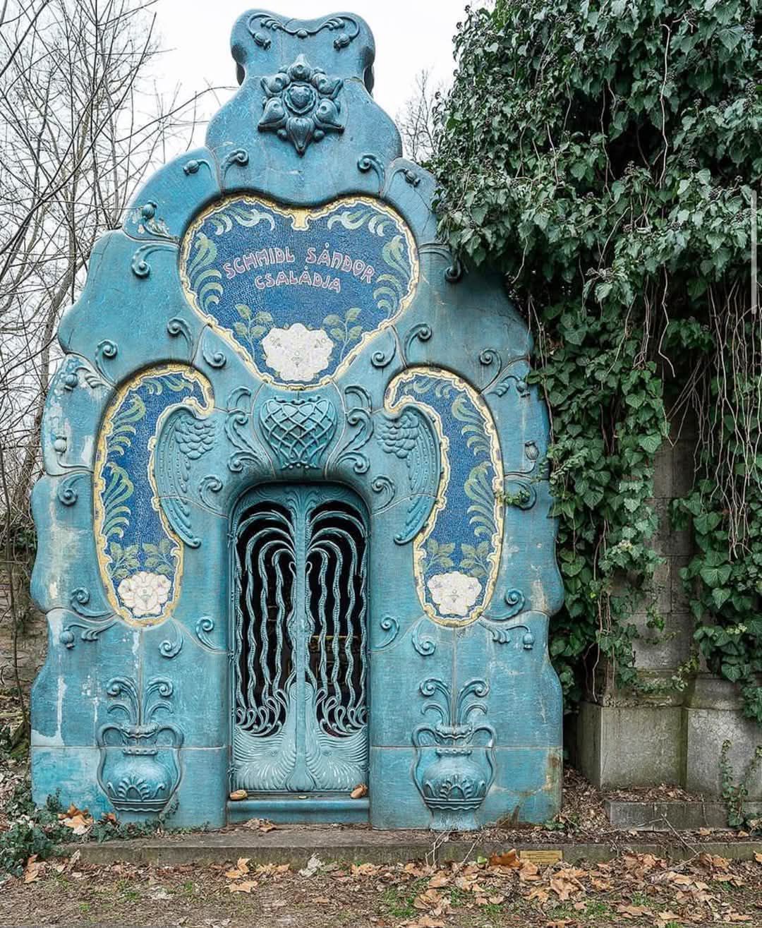 Art Nouveau tomb in Rakoskeresztur Jewish Cemetery, Budapest