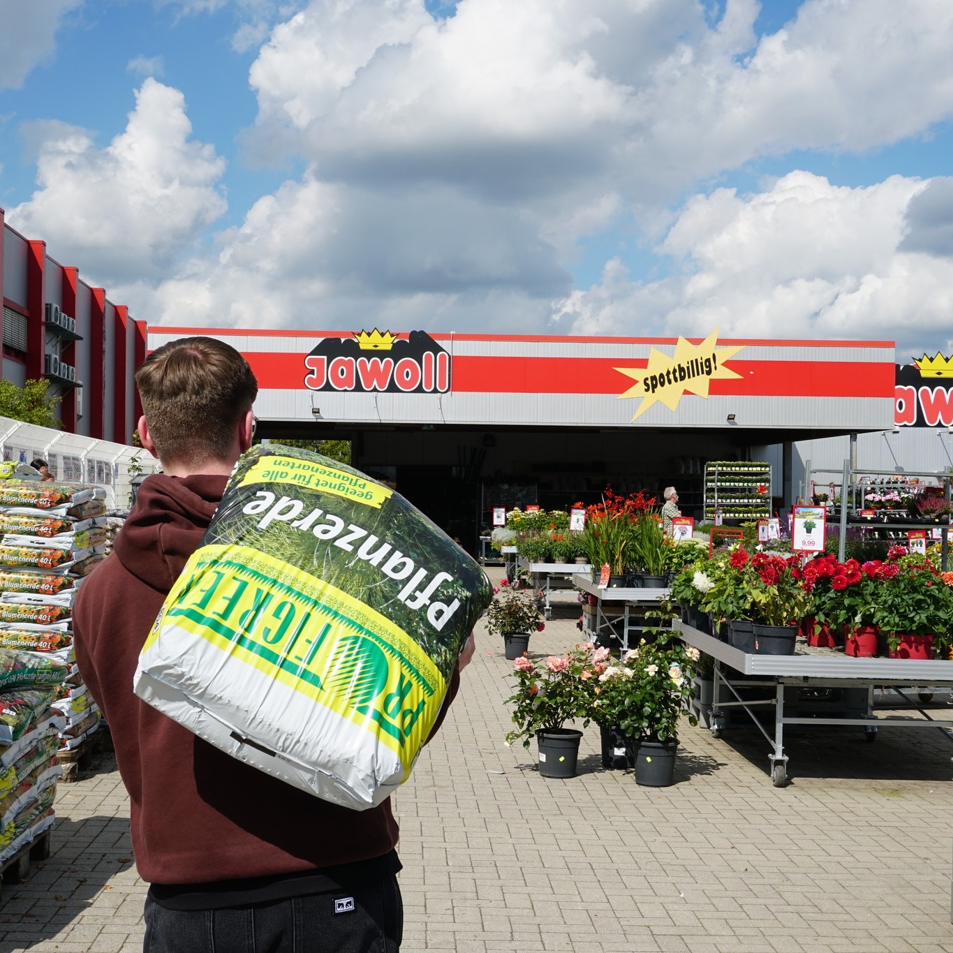 Pflanzenerde für Rasenlücken 💚🤎 -- Wusstest du, dass man Lücken 🟤 auf der Rasenfläche durch Moos, Unkraut ☘️ oder Heimtierbuddelei 🐶🐱 super mit Pflanzenerde auffüllen und danach mit Nachsaat 👌oder anderer