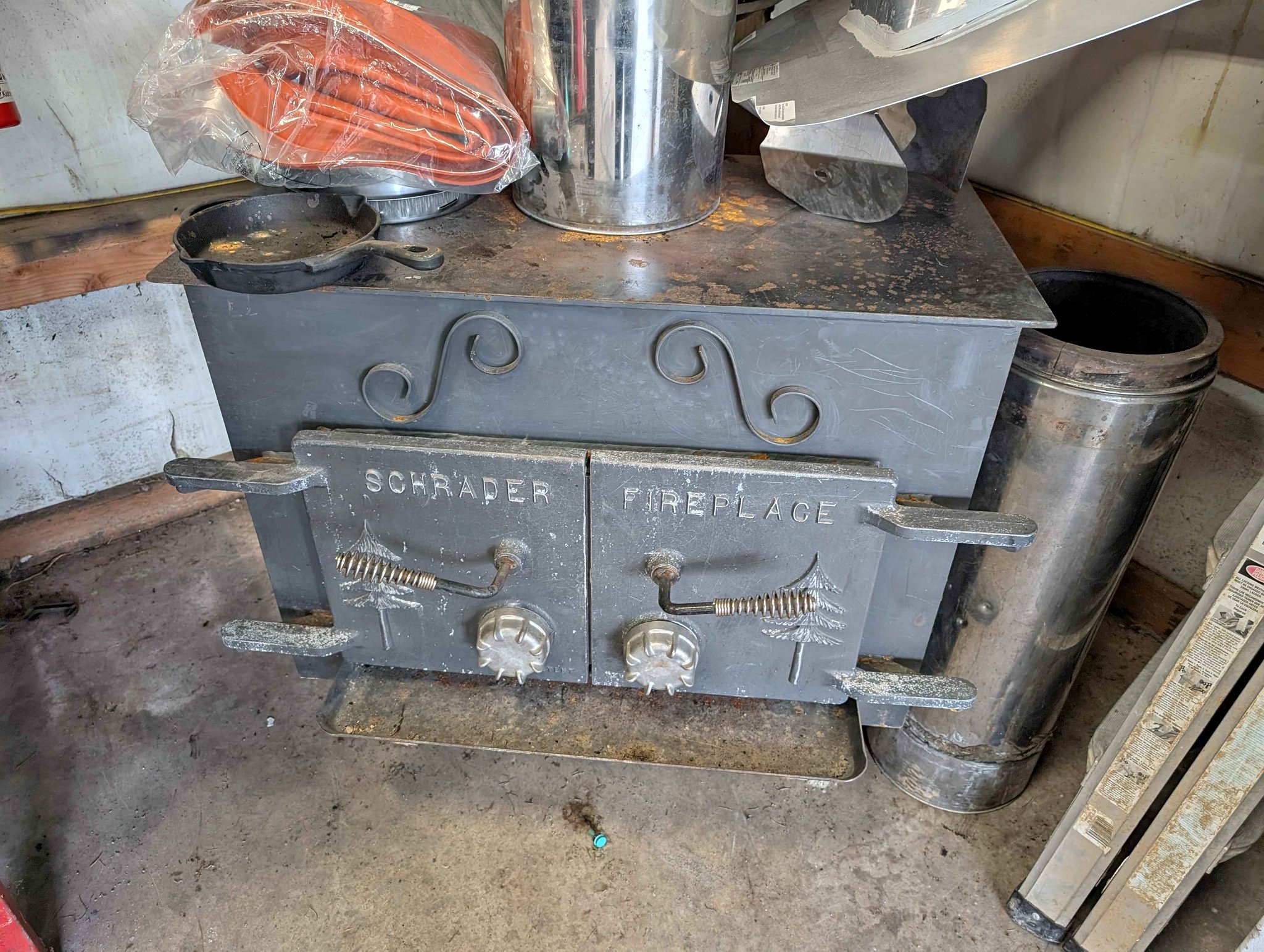 Schrader fireplace with six sections of 8 in metalbestos - Fire Pits
