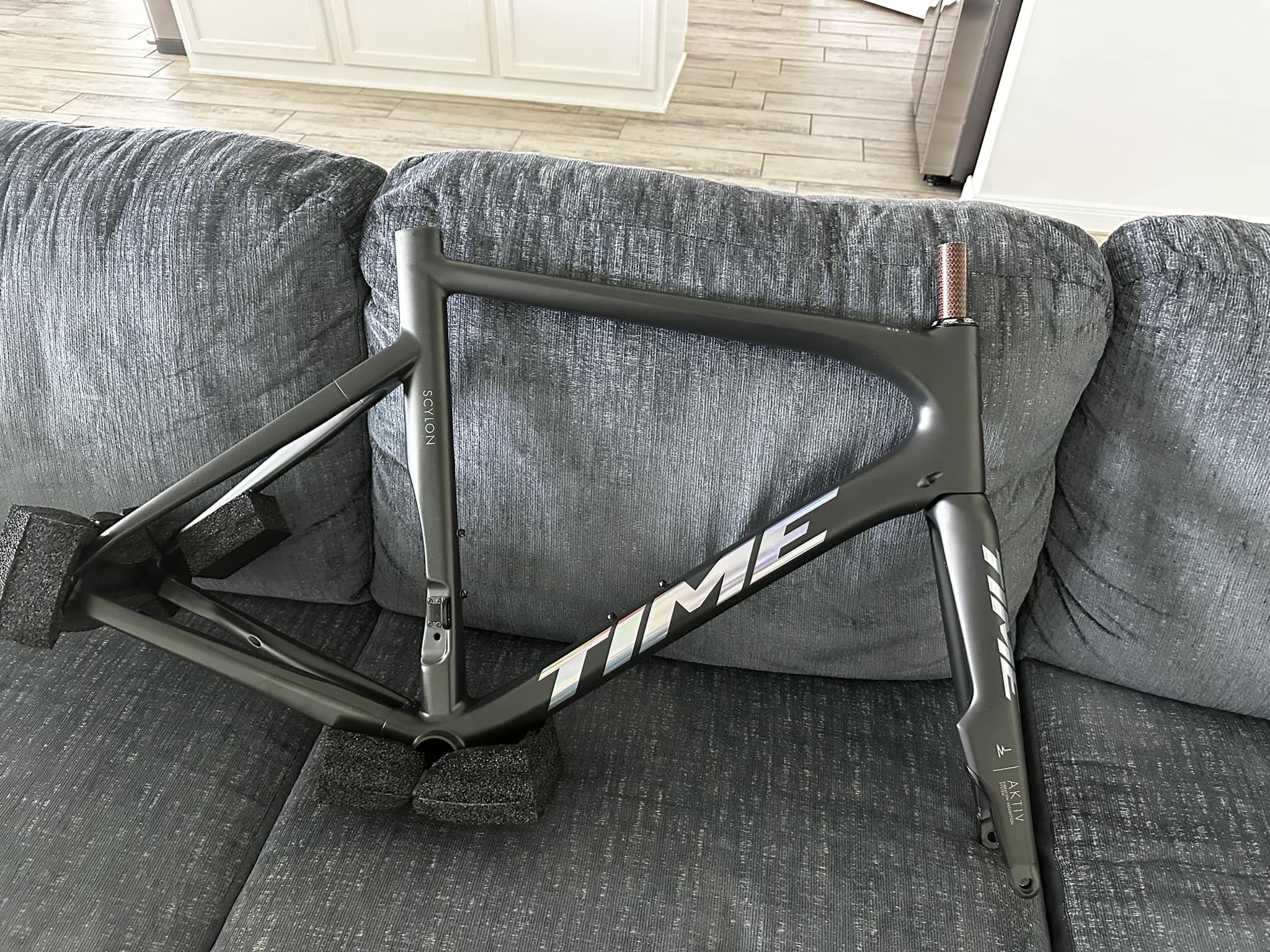 What are the pros and cons of the Aktiv fork on a Scylon Disc bike?
