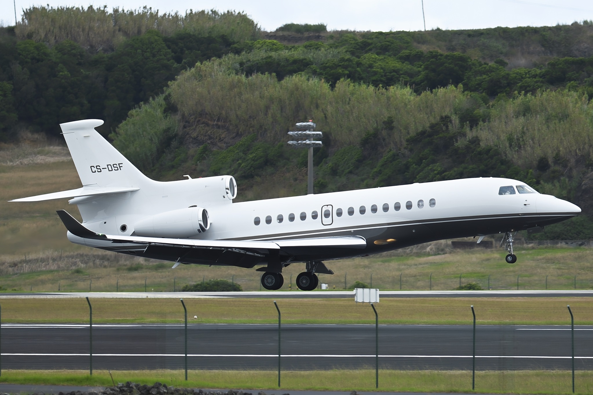 Bombardier BD-700-1A10 Global 6000 (N552YM) at Daniel K. Inouye