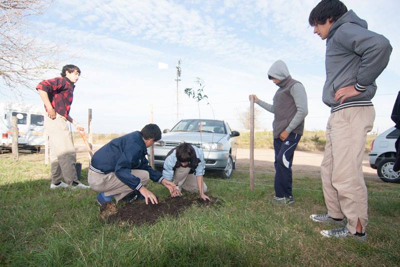 Reserva El Potrero - Alumnos trabajando en la forestacion de árboles ...