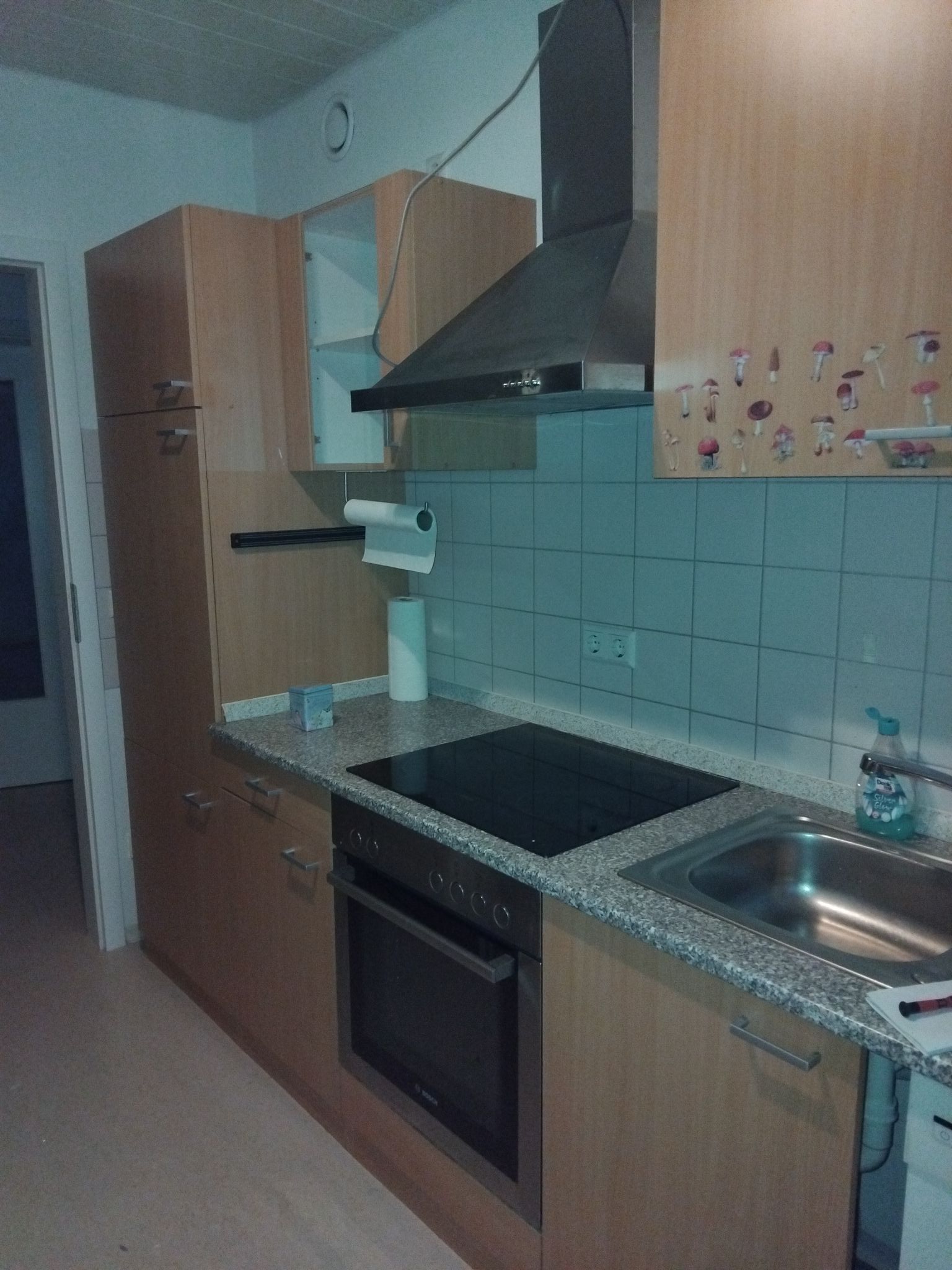 Einbauküche zu verschenken Habe keine Maße aber passt in jede Kreisbauwohnung. Spülmaschine ist schon weg. Muss selbst abgebaut und abgeholt werden. Die Küche befindet sich in Mössingen-Bästenhardt