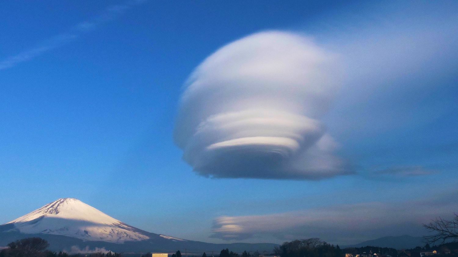 地震 雲 と は