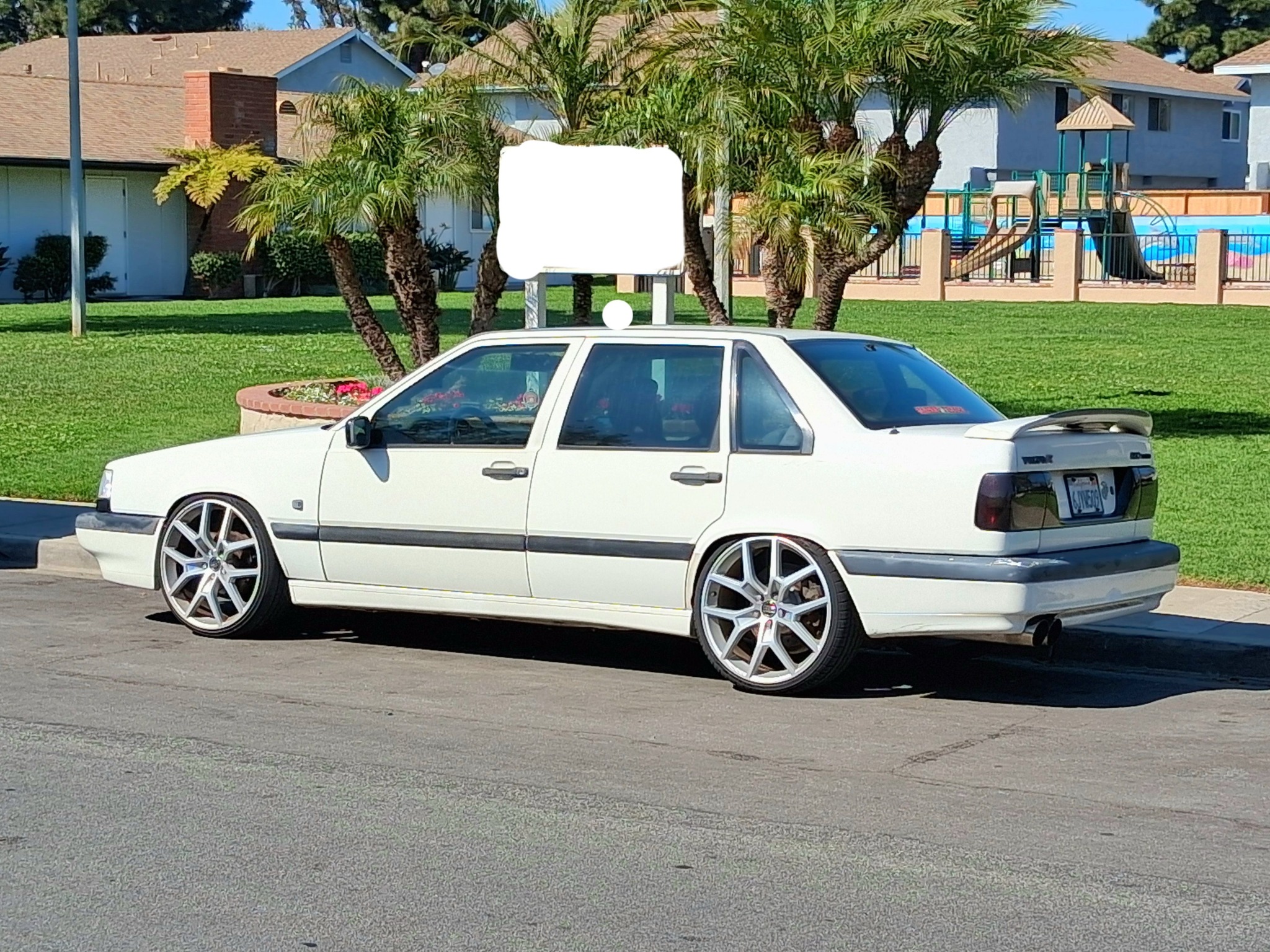 Volvo 855 on BBS Nebula wheels has limited turning radius
