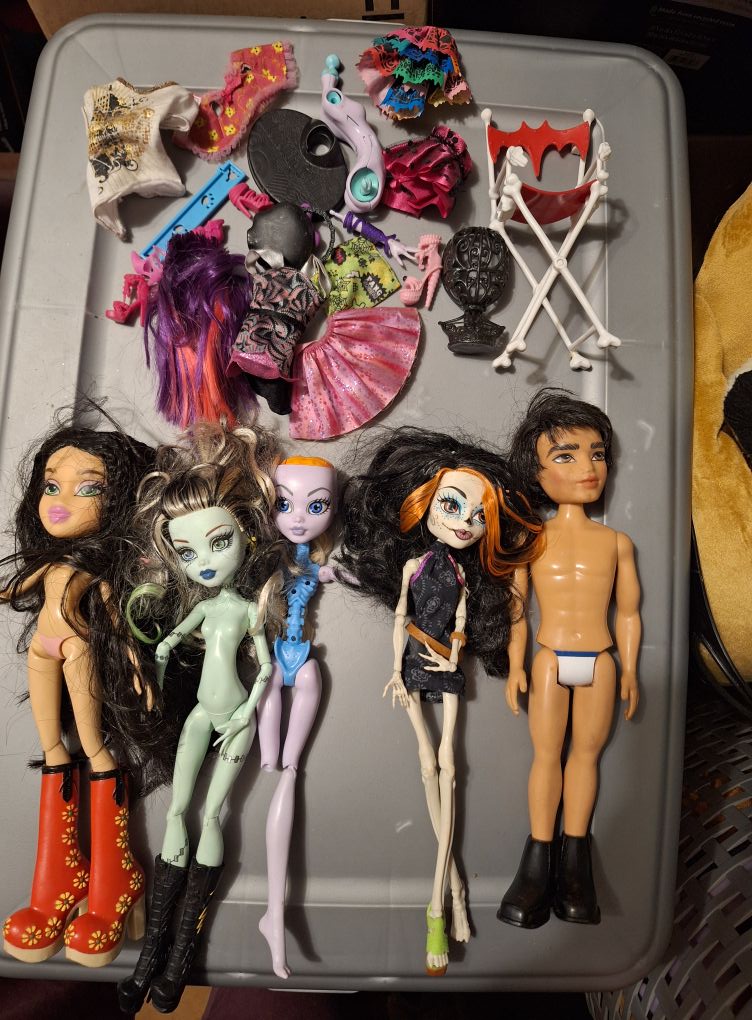 Selling a huge, mixed lot of MGA entertainment dolls and toys