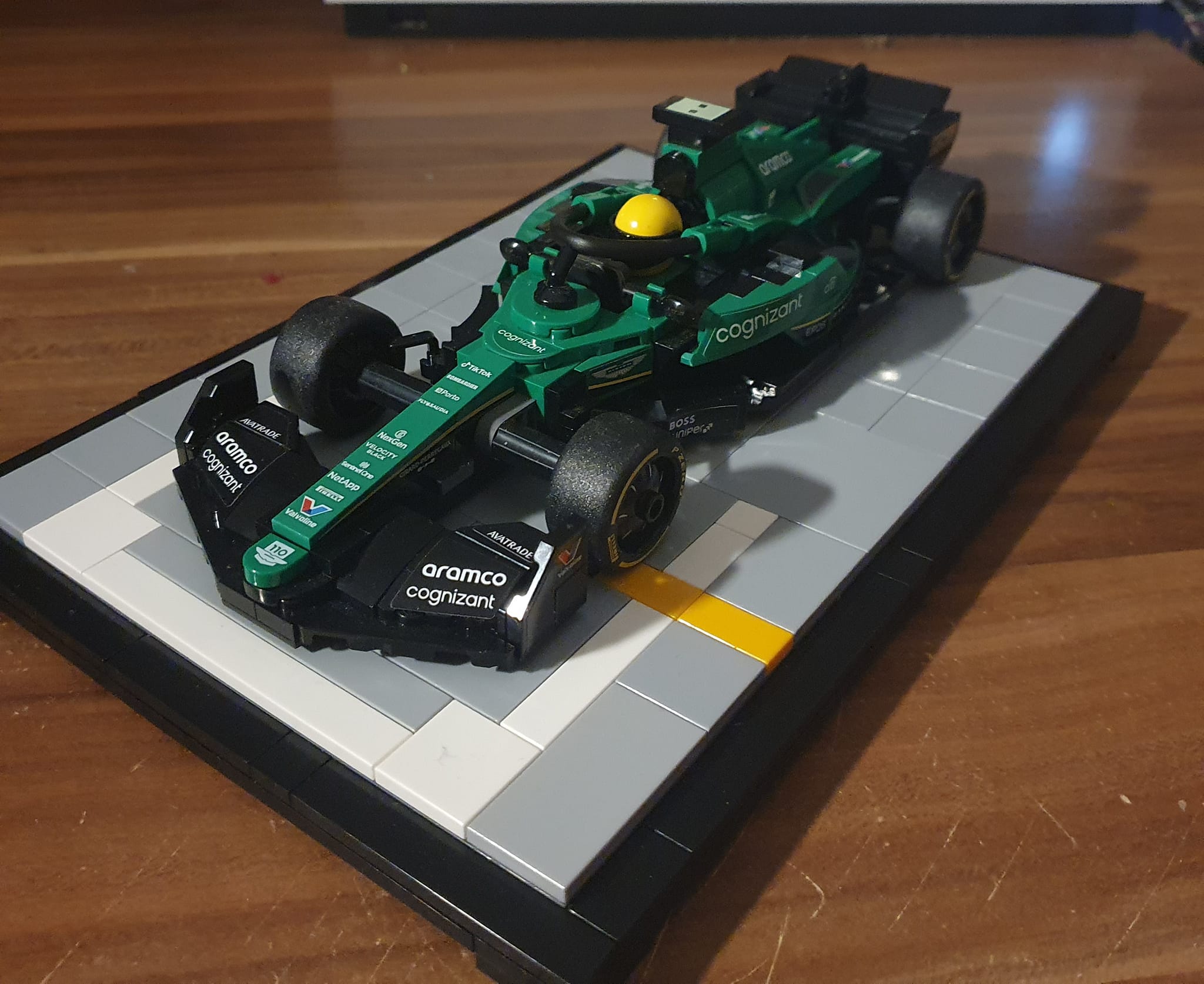 Set Costruzioni Tecnico F1 Aston Martin Aramco – 1089 Pezzi Per Piccoli Piloti