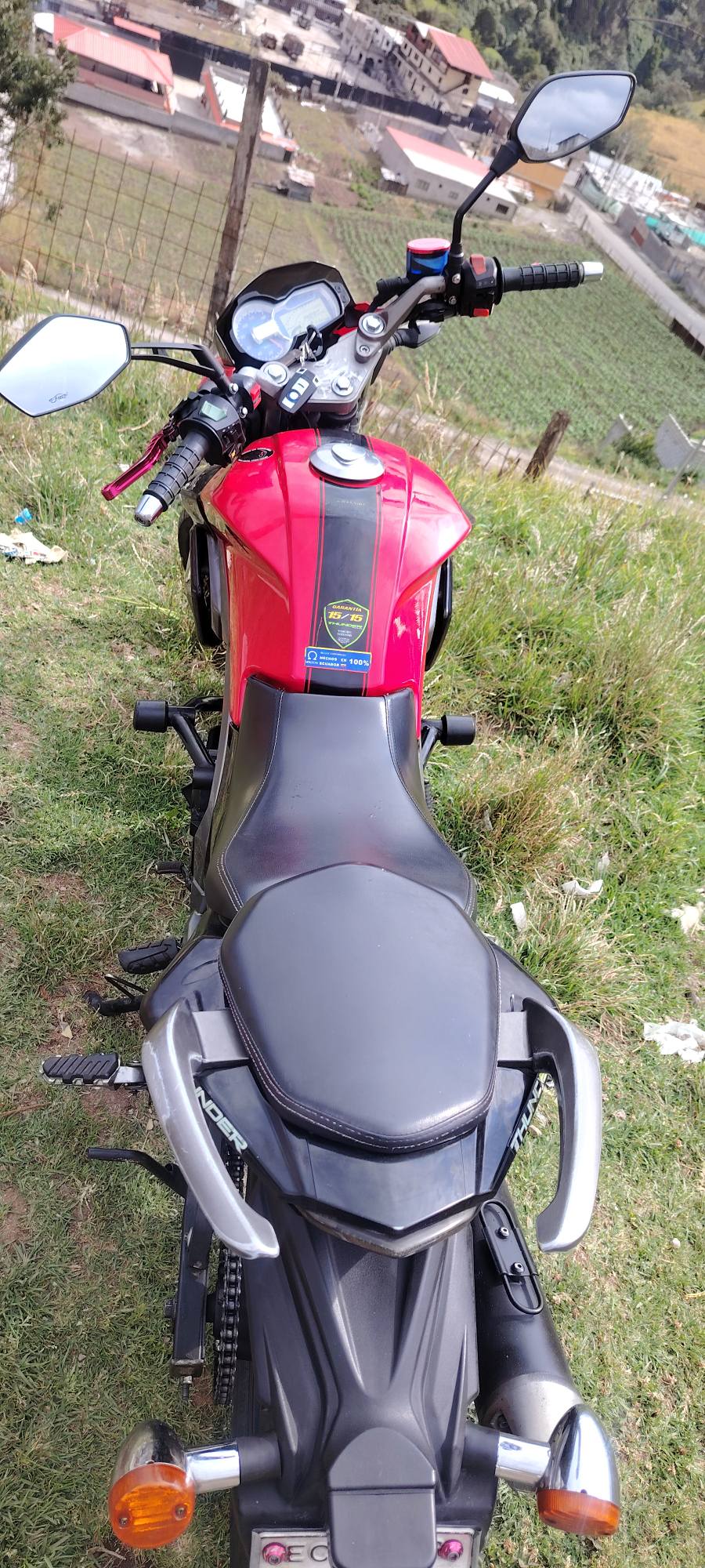 Vendo o cambio linda moto tundher R200 año 2020