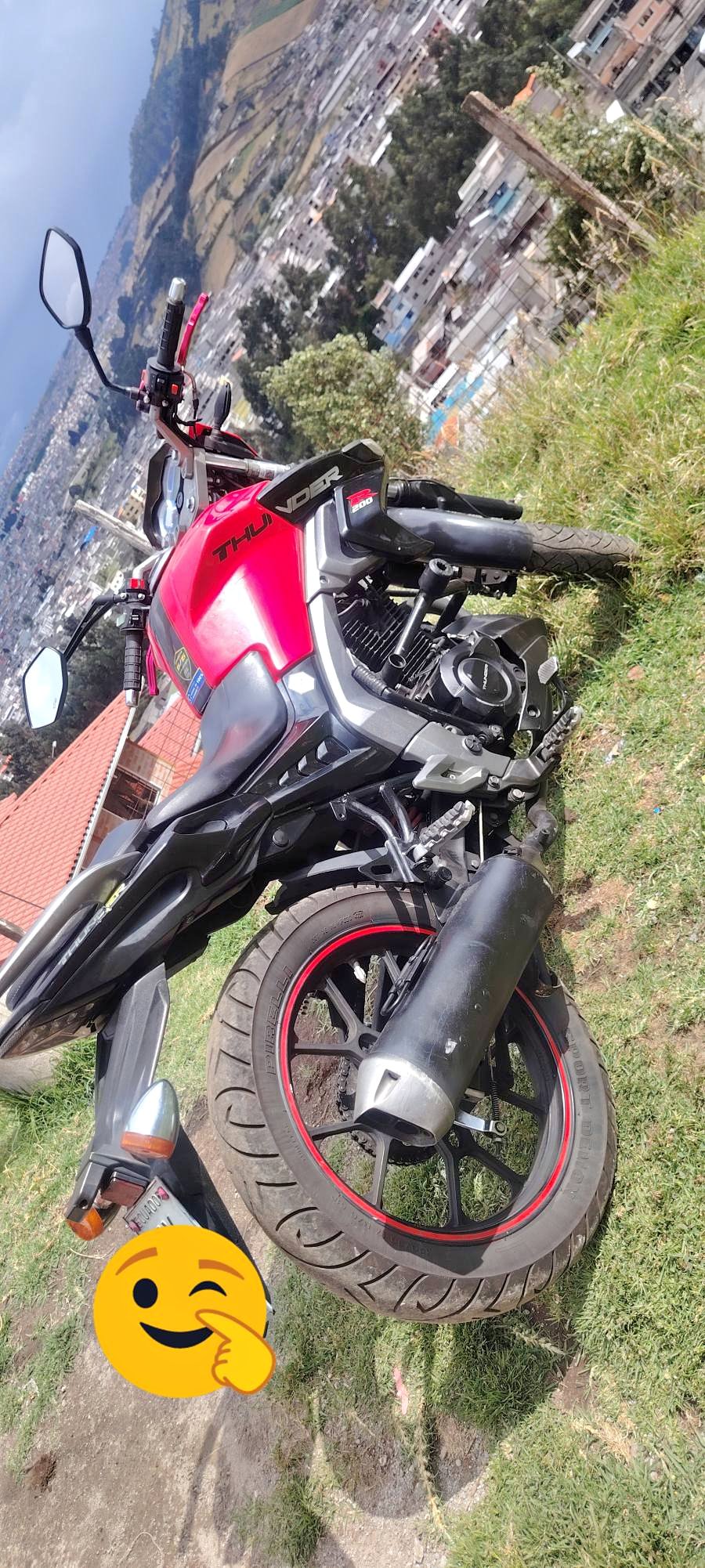 Vendo o cambio linda moto tundher R200 año 2020