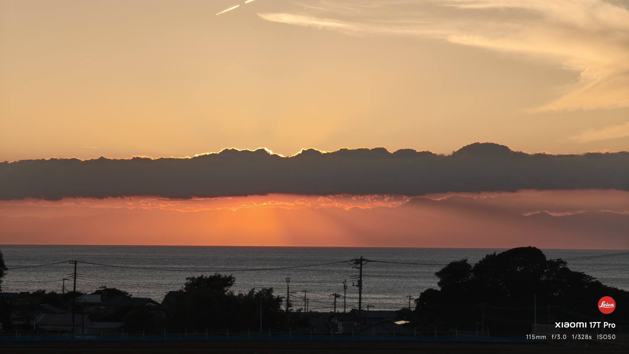 午後になって見る見る天気が良くなってきて、最後はこの夕日。三戸圃場