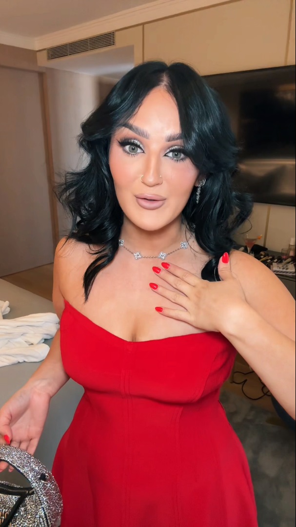 red dress with silver or gold jewelry When I did my color analysis, he told me to wear and I always wore gold. So I'm going to start wearing silver jewelry because he said so. So for length gown is designed