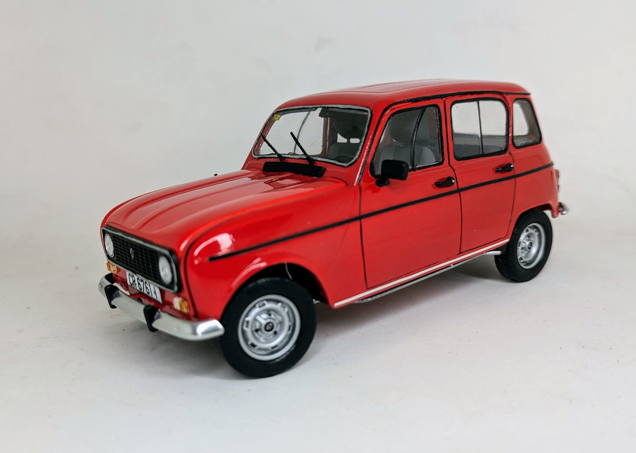 Last model finished, Renault 4L by Heller 1/24 I hope you like it