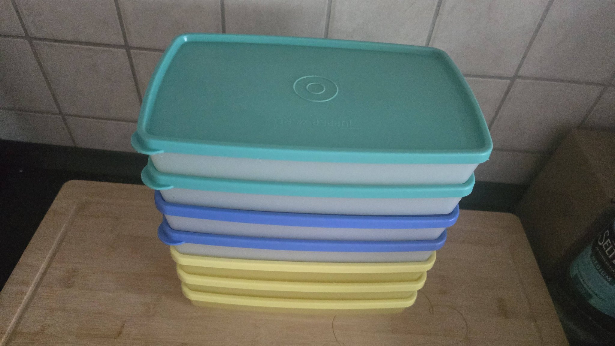storage boxes boxes Hyper Tough 27 Gallon Snap Lid Bin, Black Base and Red Lid, Heavy-Duty Plastic Container Farbe:soft berry