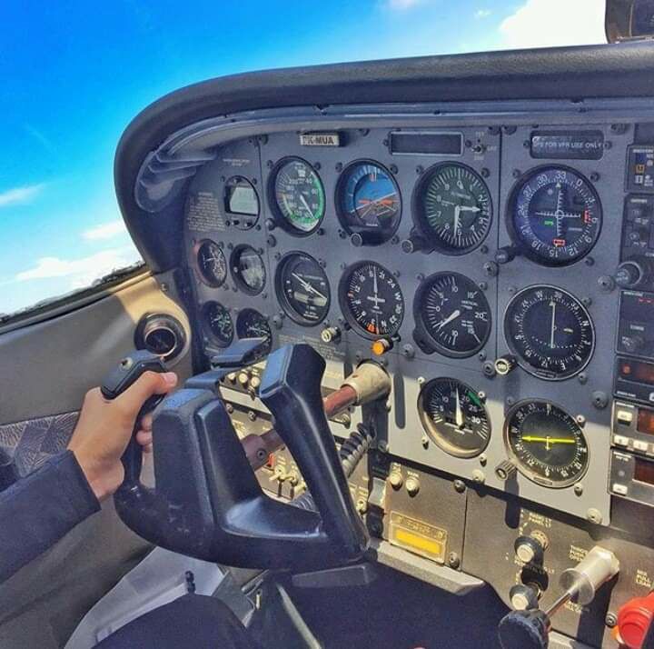 Cockpit Time - The basic cockpit of Cessna172 skyhawk