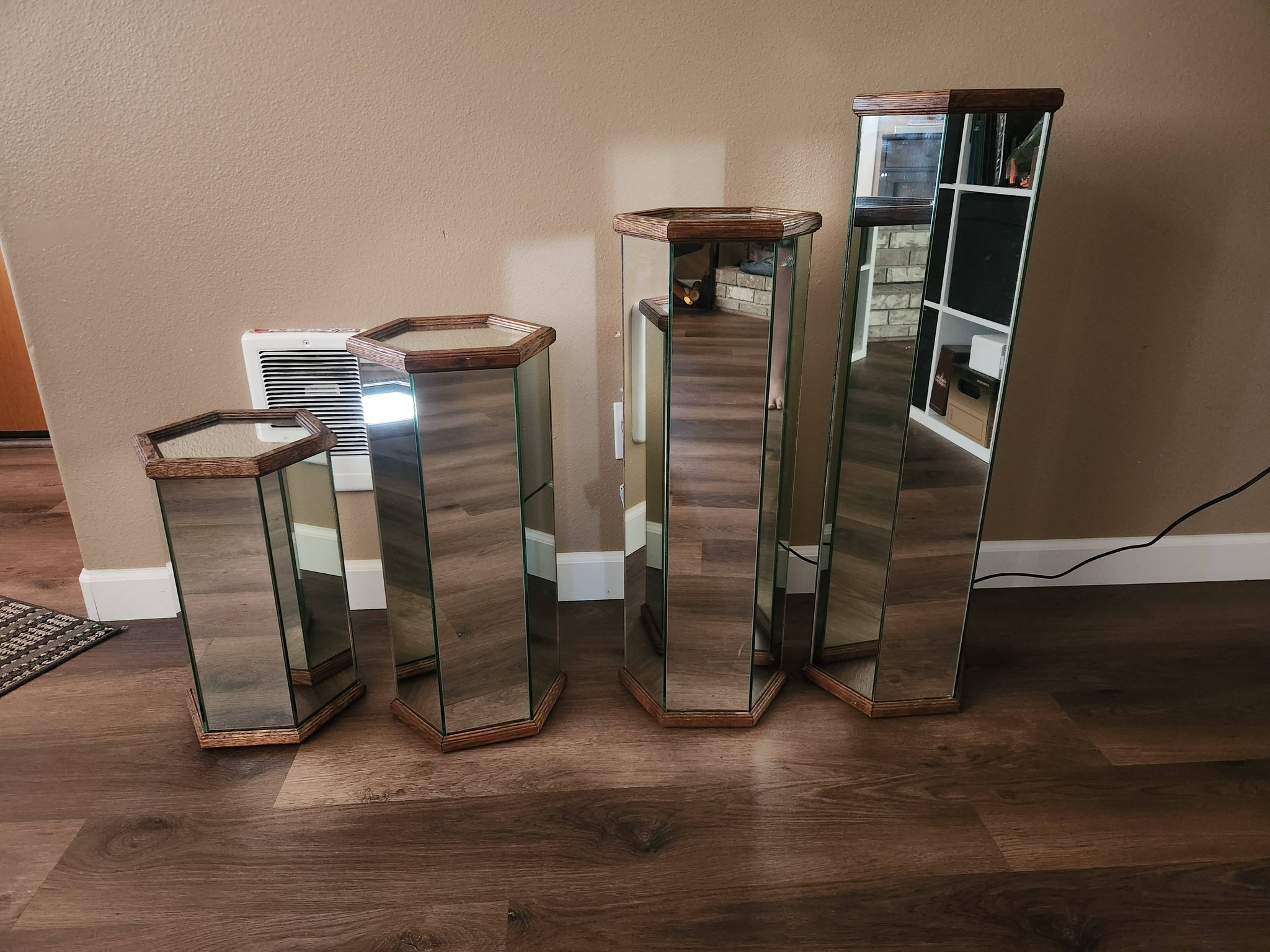1970s Hollywood Regency-style hexagonal mirrored art pedestal for