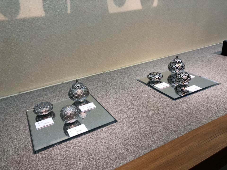 純プラチナ彩・セラミックの宝石 〈山本一洋の世界展〉 飾り壺、大皿