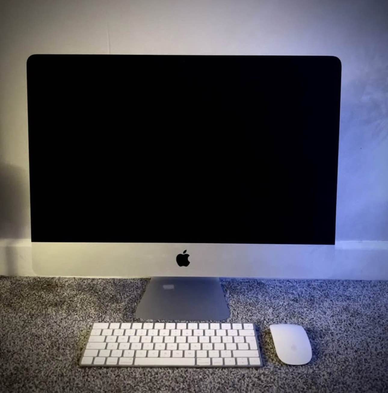 iMac retina 4K 21.5 inch comes with keyboard, mouse and box 