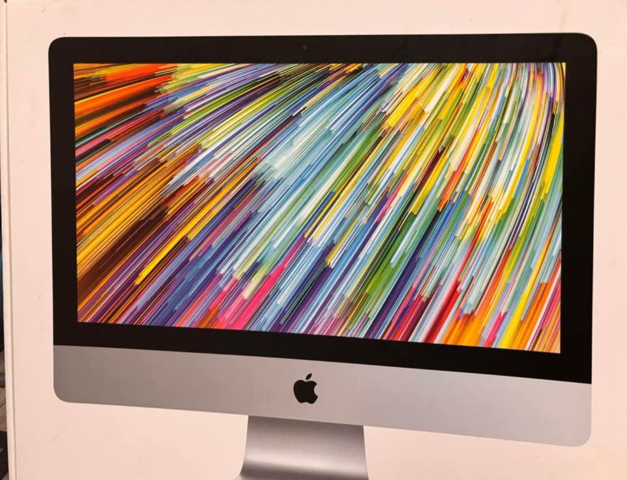 iMac retina 4K 21.5 inch comes with keyboard, mouse and box 