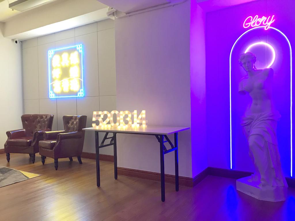comma party - - Neon主題房 @觀塘區 - 場地約400呎，適合4-10人使用 ... | Facebook