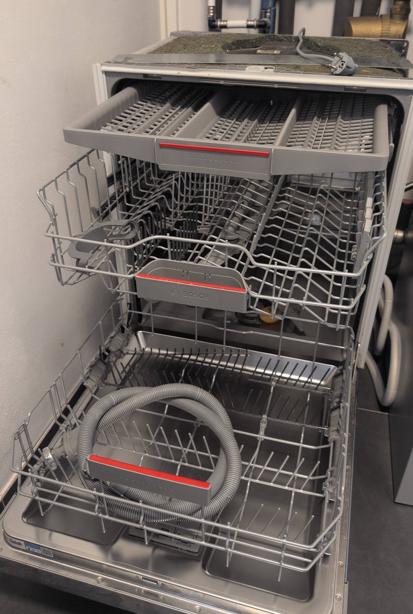 Hallo zusammen,ich verkaufe hier einen hochwertigen Unterbau-Geschirrspüler von Bosch (Modell: SMU4HVS31E Serie 4).Das Gerät war insgesamt nur etwa ein halbes Jahr in Betrieb, da wir es danach nicht mehr genutzt haben (es