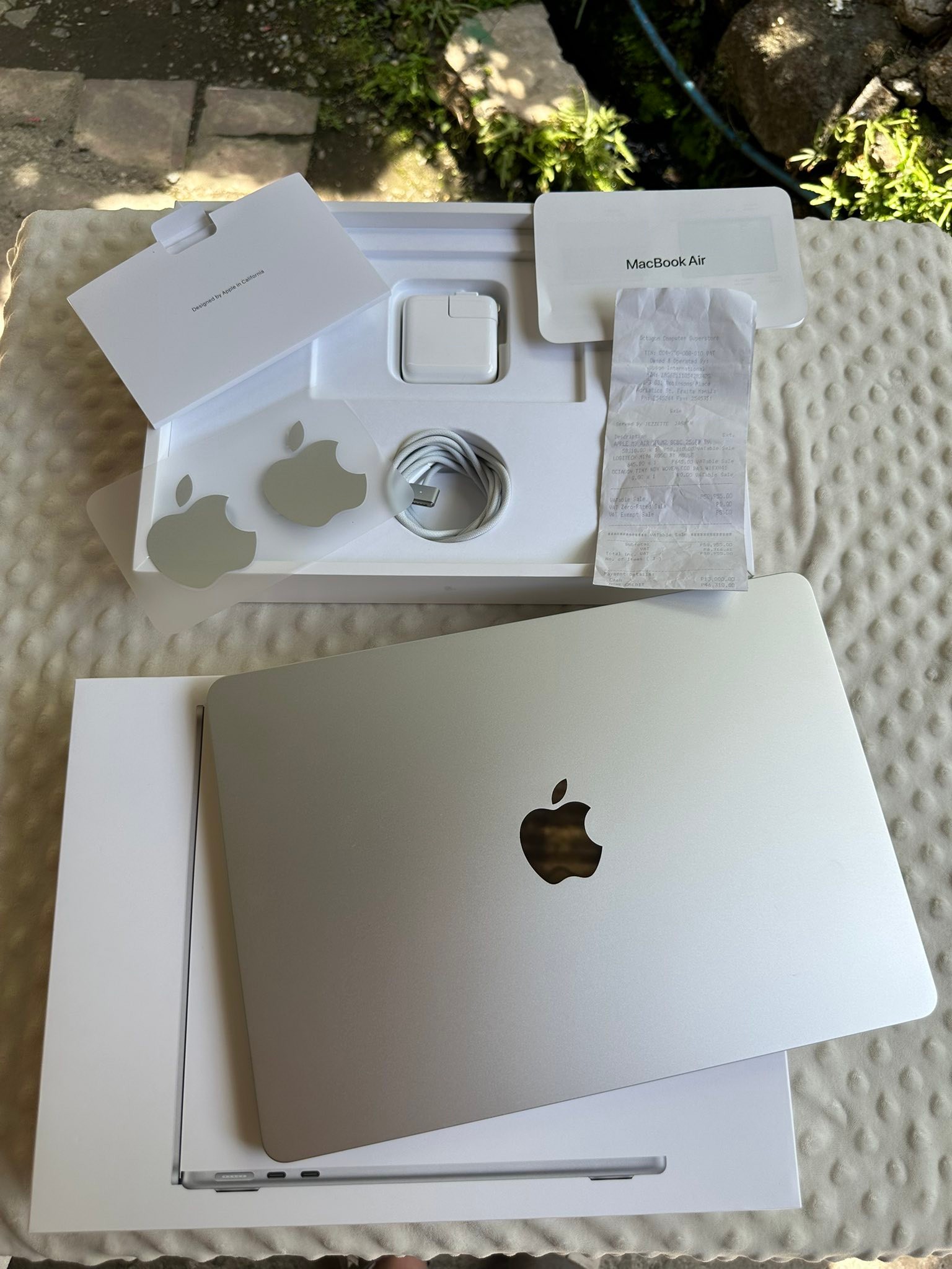 What is the color of the MacBook Air M2, silver or starlight?
