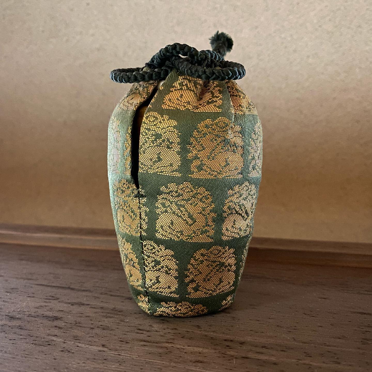 仕覆 古代名物裂　抹茶道具 茶道具 茶入れ おはようございます。 令和3年4月14日です。 茶入の仕覆・角倉金蘭です