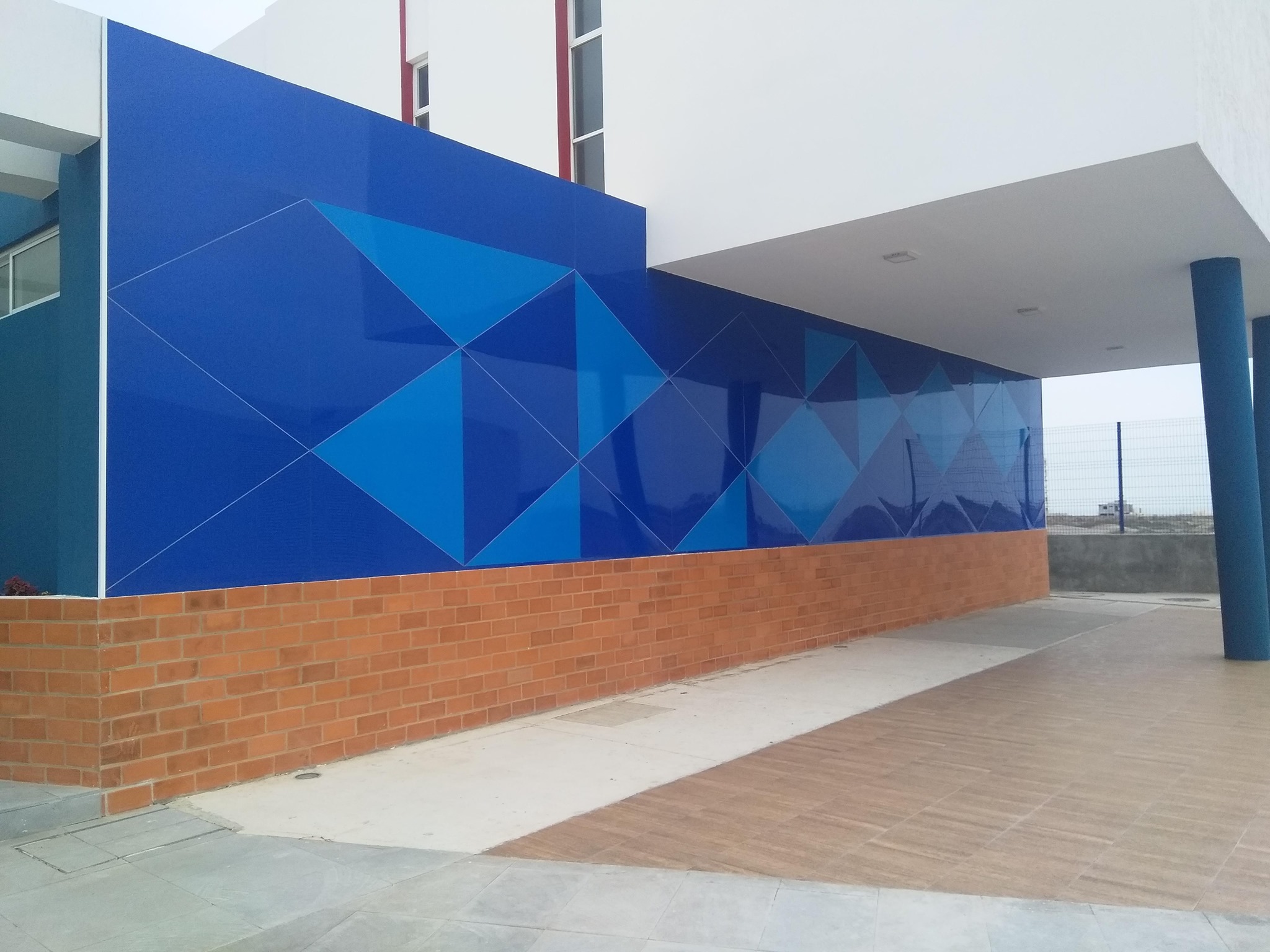 Alumtec - Fachada con panel compuesto en color azul en dos...