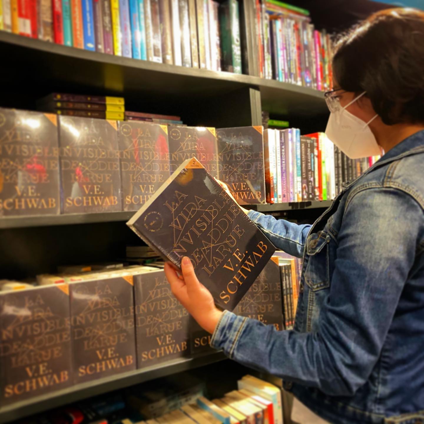La Vida Invisible de Addie... - KitaPenas Books & Bistro