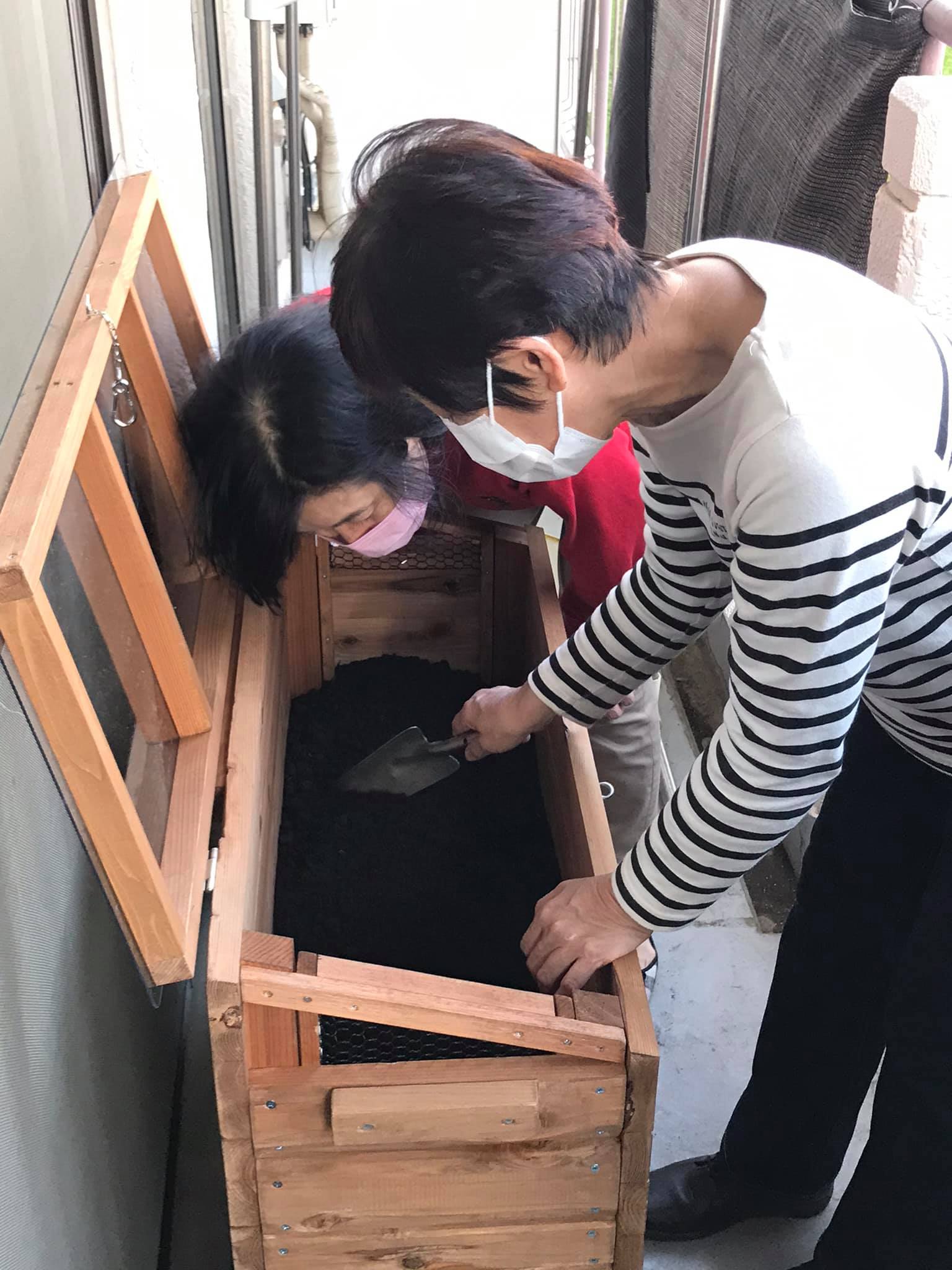 川崎市のTさん宅にベランダde キエーロのスリム型を設置しました 