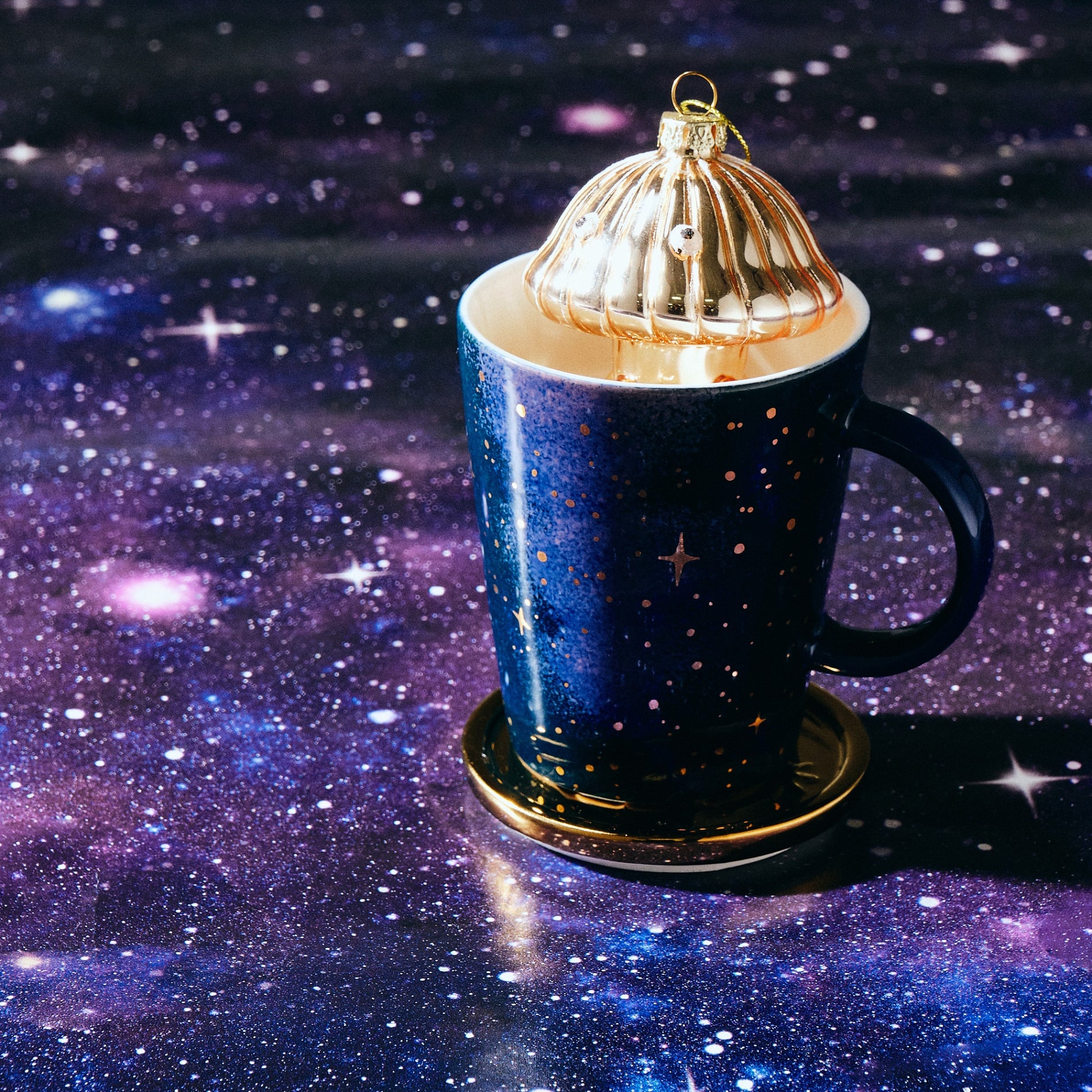 クリスマスプレゼントに最適な 宇宙モチーフの煌びやかなマグカップ