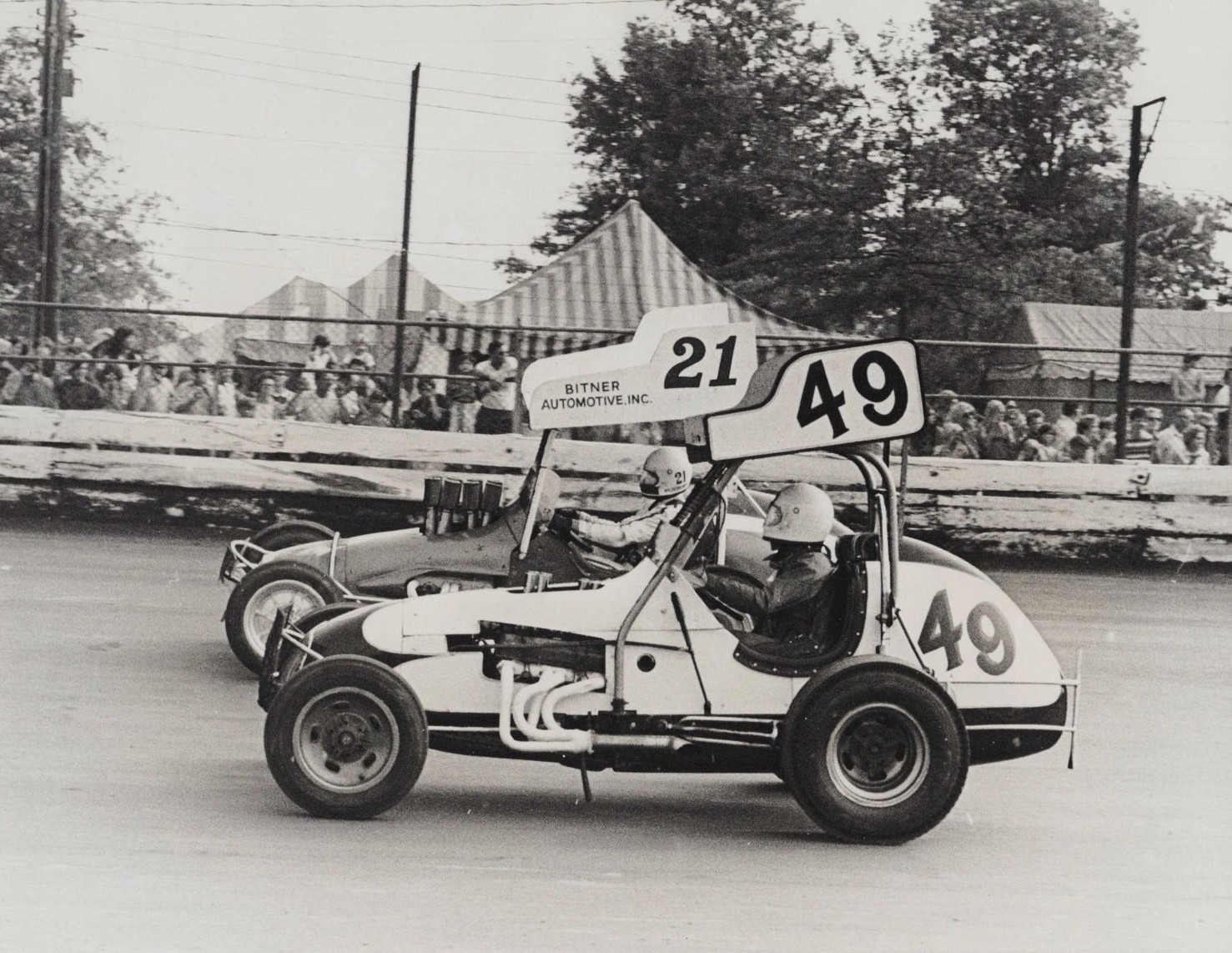 United Racing Club - History | Bob Bitner #21 duels with Hank Laukaitis ...