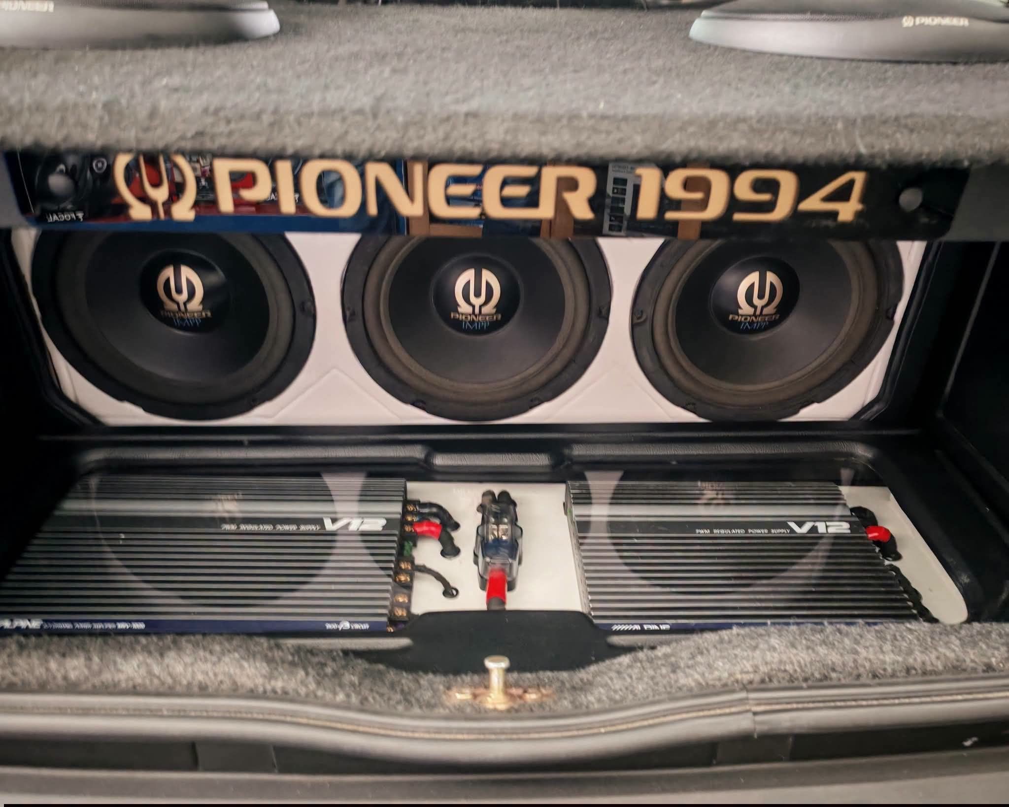 Lightning Audio S4.400.4 car audio system