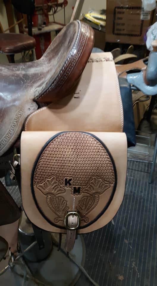 M Hanging K Saddles and Tack