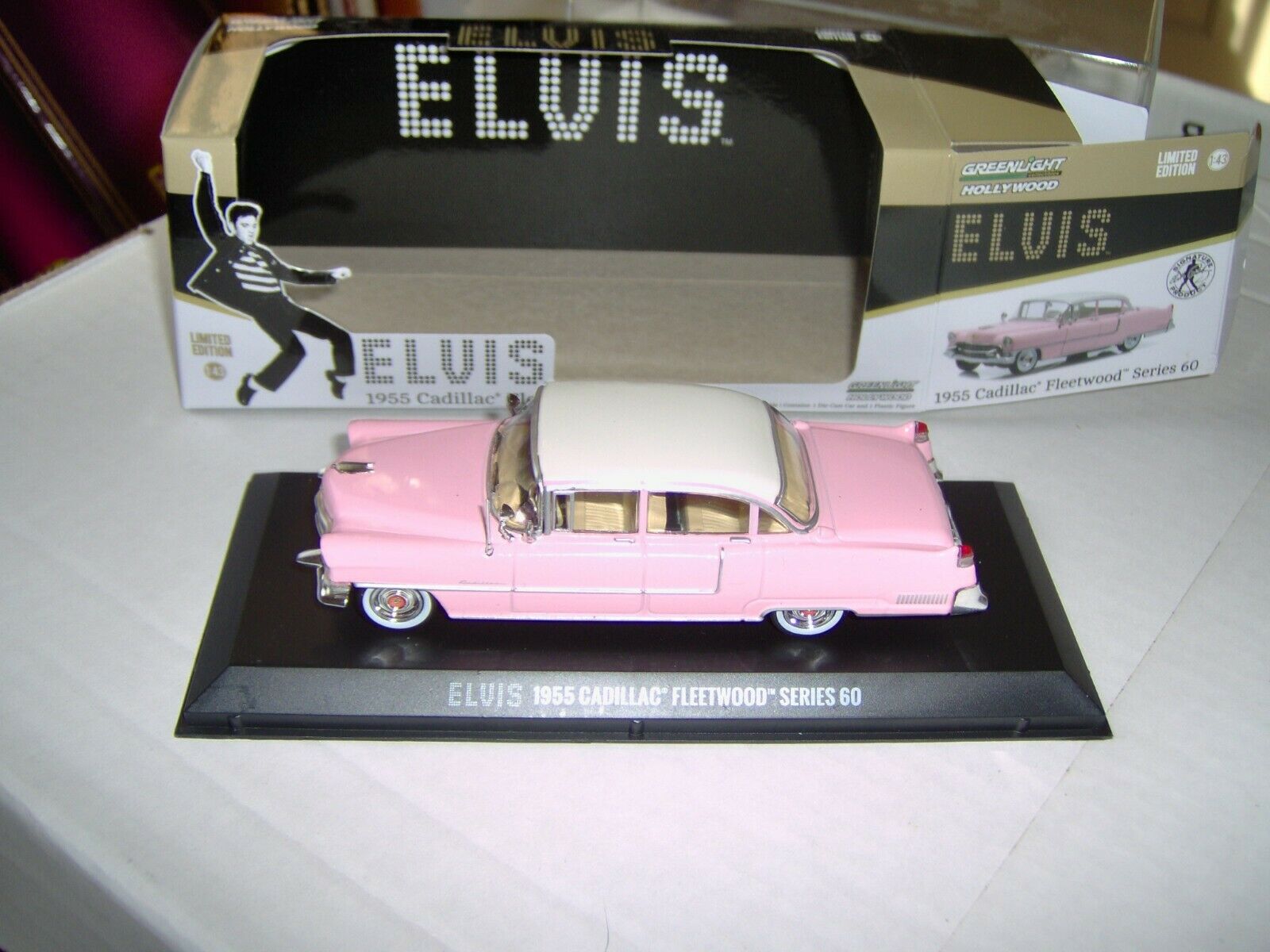 Voiture Miniature 1:43 Greenlight - Cadillac Fleetwood 1955 Rose Avec Figurine Elvis Presley, Collection