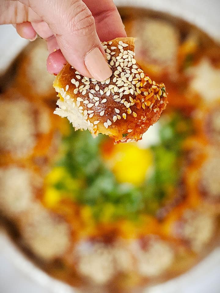 הקונדיטורית אליה - מה מכינים לארוחת צהריים בסגר? חלת שקשוקה, כמובן ...