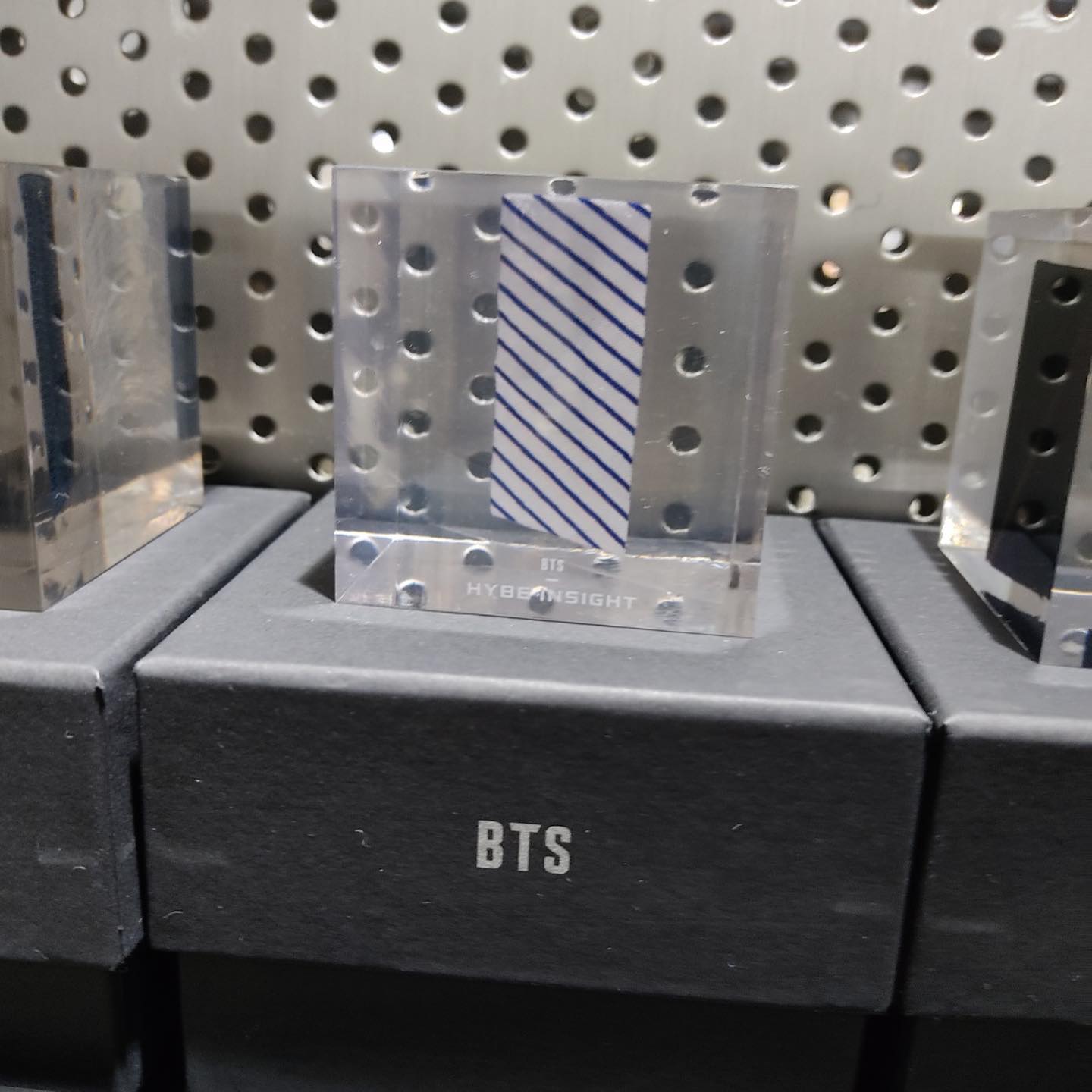 HYBE MUSEUM - UPCYCLING LAB HYBE BTS KEYRING •Piece from clothes