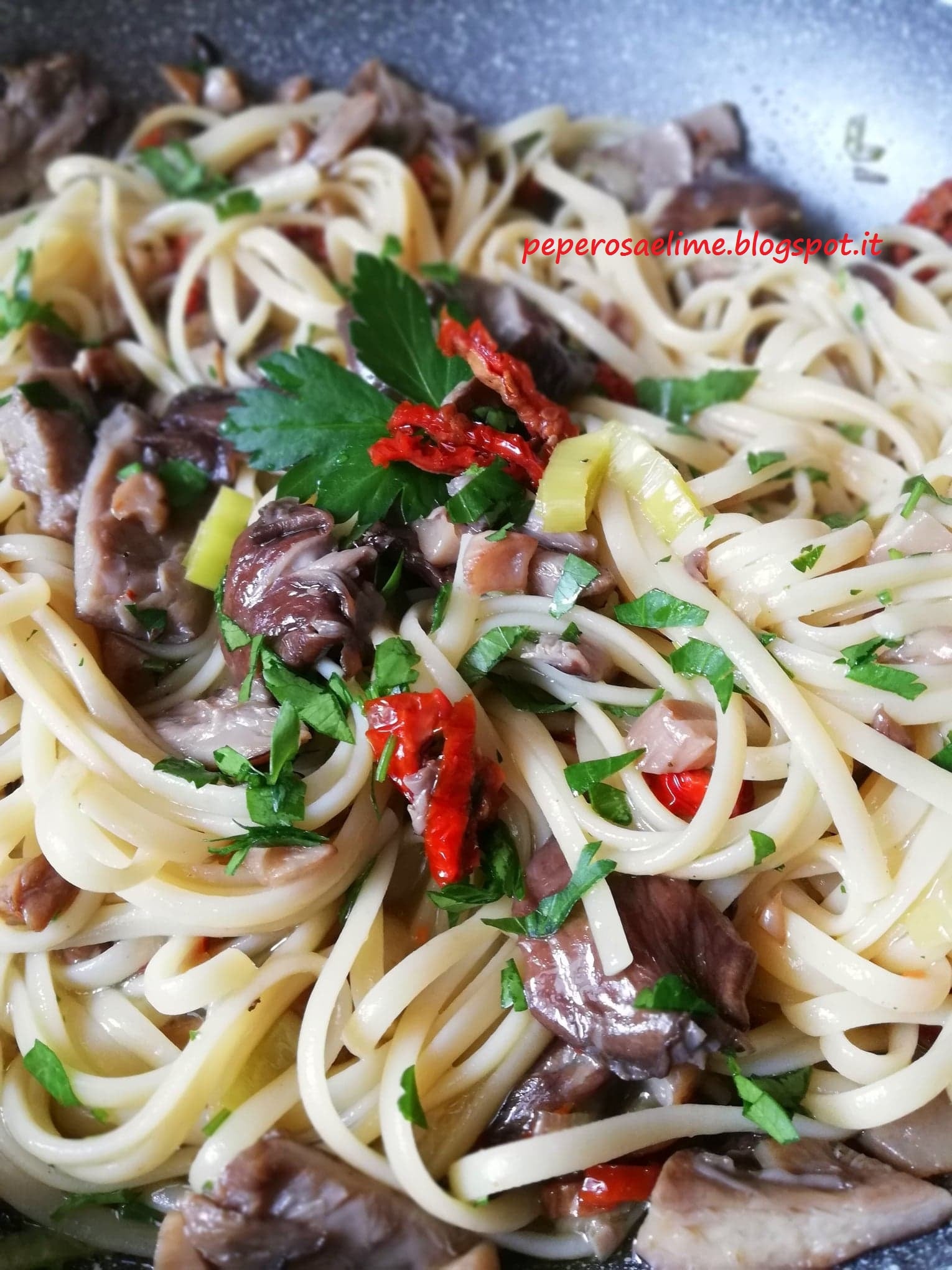 Pasta con funghi e pomodori secchi... - Pepe rosa & Lime | Facebook
