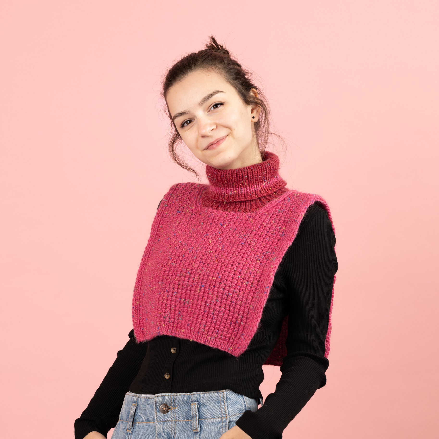 Pink crochet neck warmer with buttons and fringe pattern